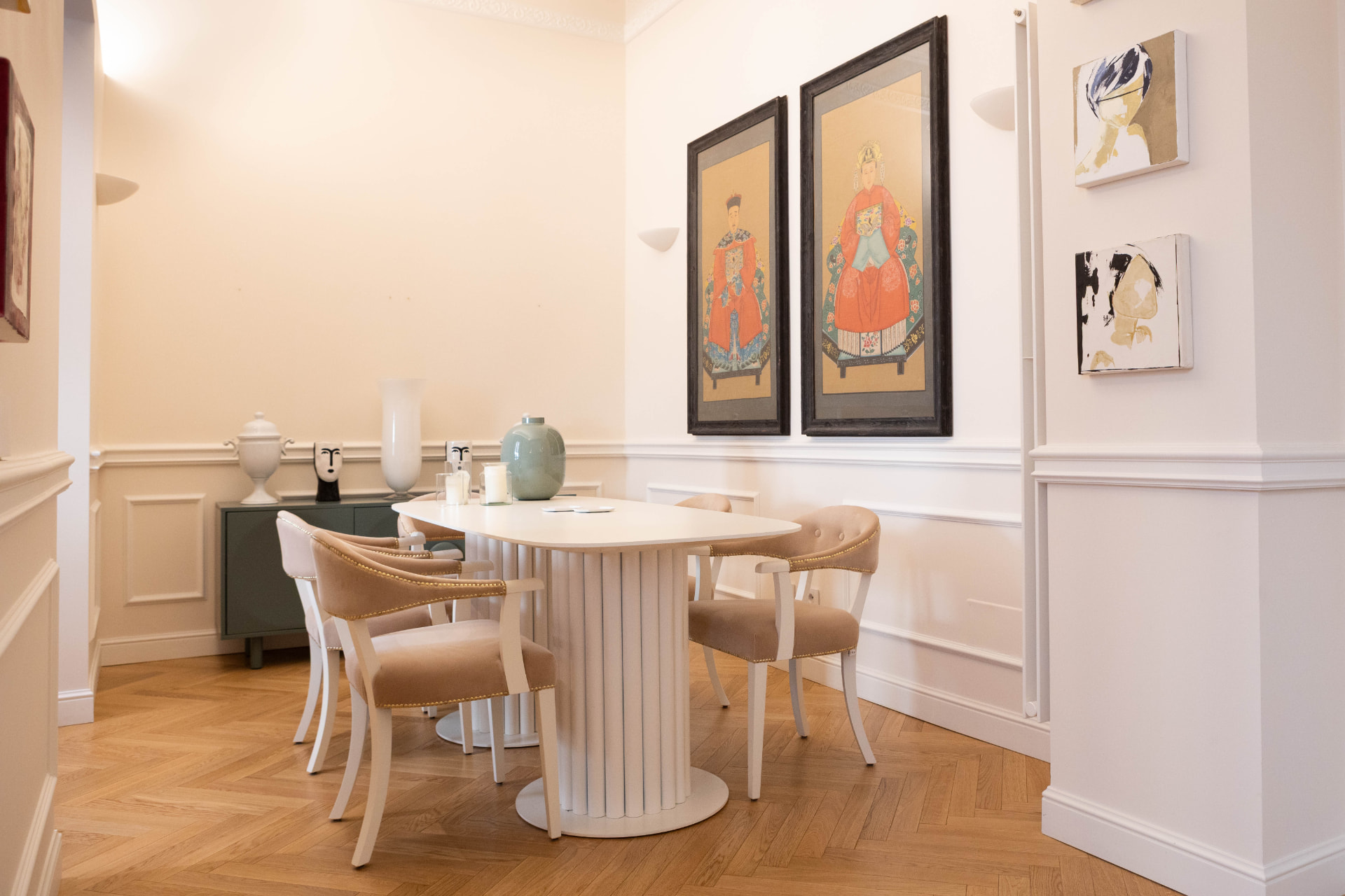 Sala pranzo Casa Spina — tavolo a colonna, sedie in pelle, ritratti cinesi e parquet a spina